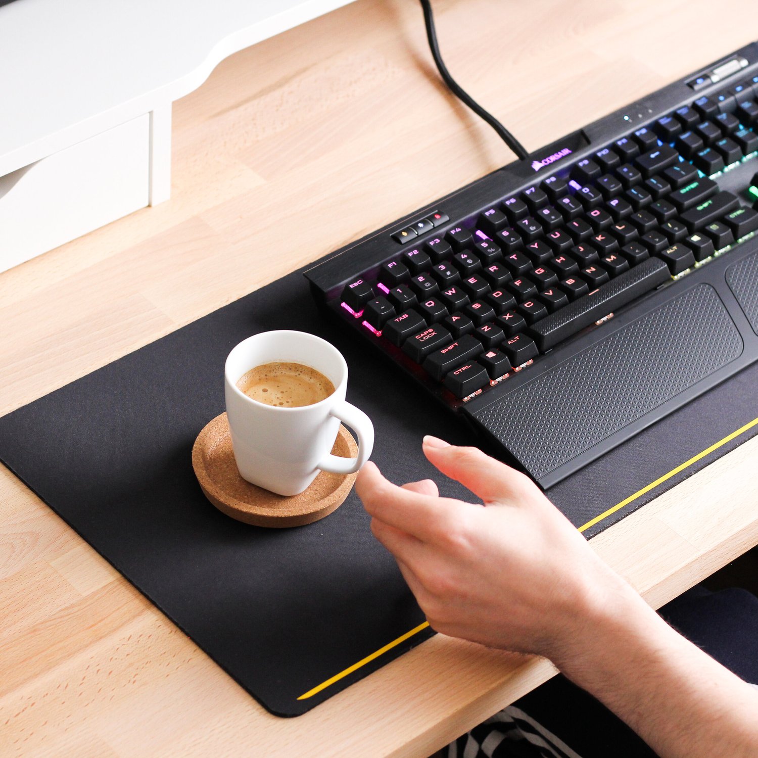 Tastatur og kaffekop på et skrivebord